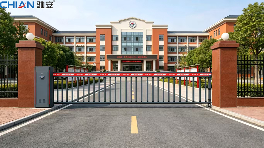 1786067456898359.jpg D158学校门口(带驰安标牌).jpg