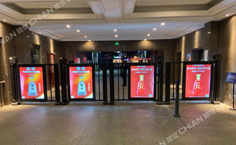 颠覆性新媒体——小区人行广告门-驰安科技分享